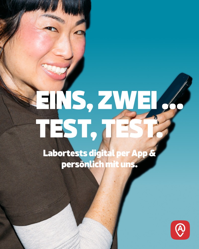Labortests digital per App in der Apotheke Werbegrafik mit Frau und Smartphone zum Thema digitale Labortests. Der Text lautet: ‚Eins, zwei … Test, Test. Labortests digital per App und persönlich mit uns.