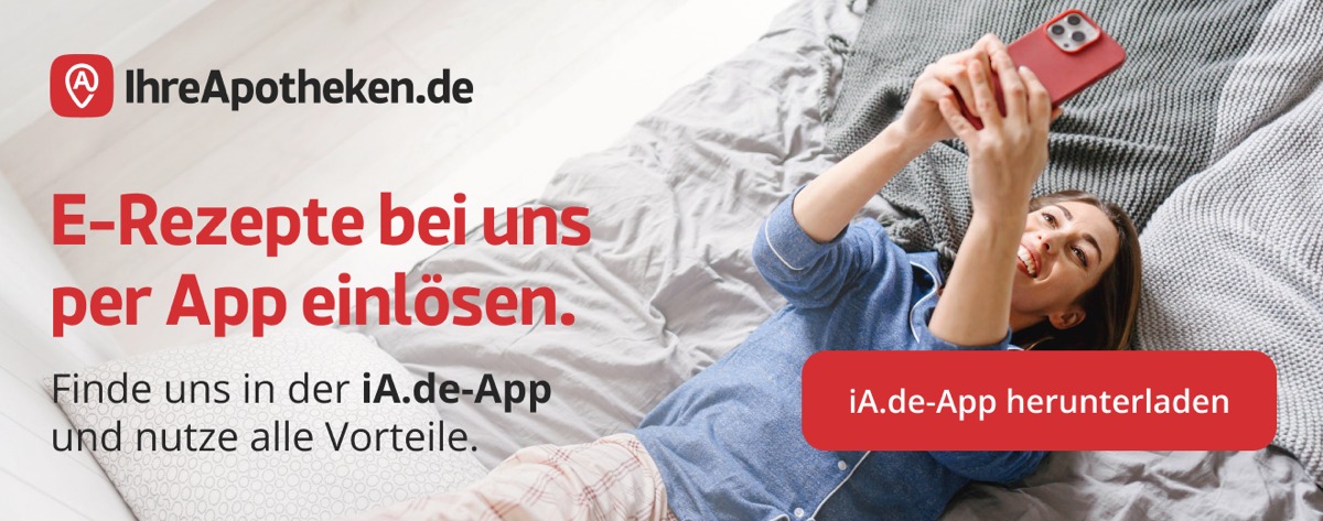Frau liegt auf dem Bett und hält ihr Smartphone. Text: „E-Rezepte bei uns per App einlösen. Finde uns in der iA.de-App und nutze alle Vorteile.“ CardLink-Bestellung möglich. Roter Button: „iA.de-App herunterladen“.