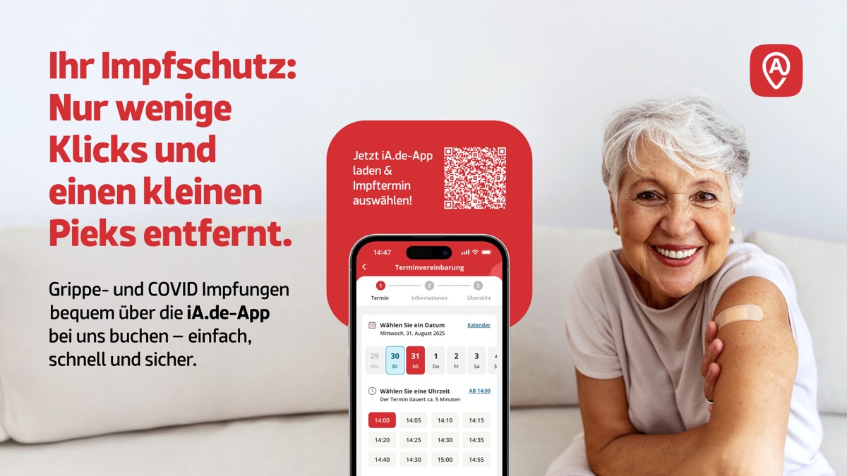 Lächelnde ältere Frau mit Pflaster am Oberarm nach einer Impfung. Daneben Hinweis auf digitale Terminbuchung für Impfungen per iA.de-App in der Apotheke.