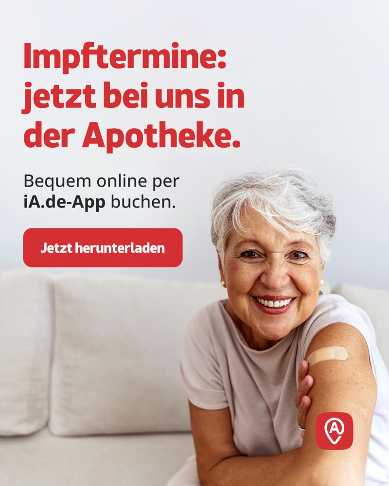 Lächelnde ältere Frau mit Pflaster am Oberarm nach einer Impfung. Daneben Hinweis auf digitale Terminbuchung für Impfungen per iA.de-App in der Apotheke.